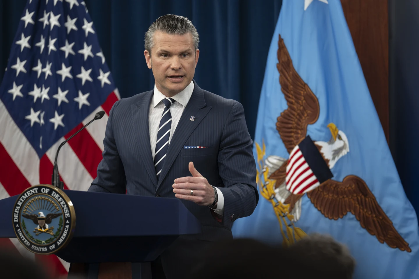 Pete Hegseth spricht an einem Rednerpult vor US-amerikanischen Flaggen im Pentagon. Archivaufnahme vom 22. Juni 2025.