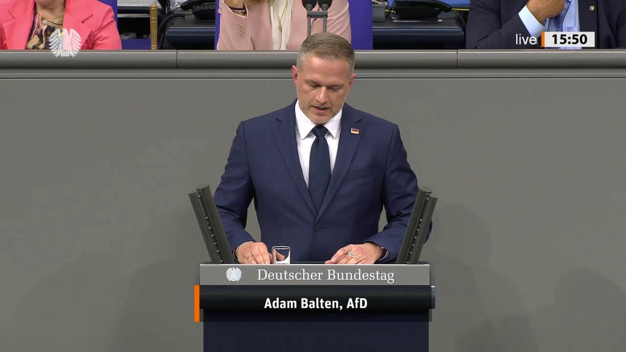 Adam Balten bei einer Bundestagsrede · Standbild vom 2026-10-08
