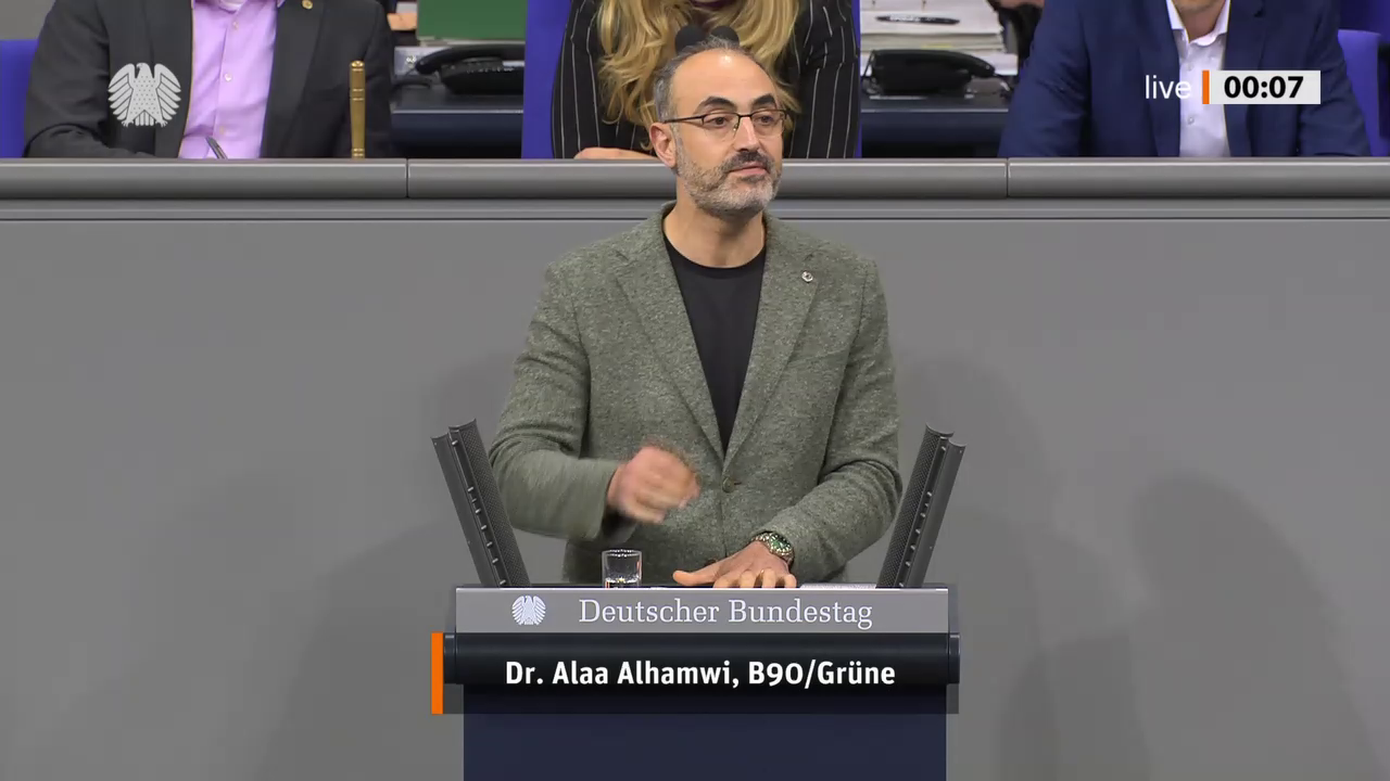 Alaa Alhamwi bei einer Bundestagsrede · Standbild vom 2026-10-09