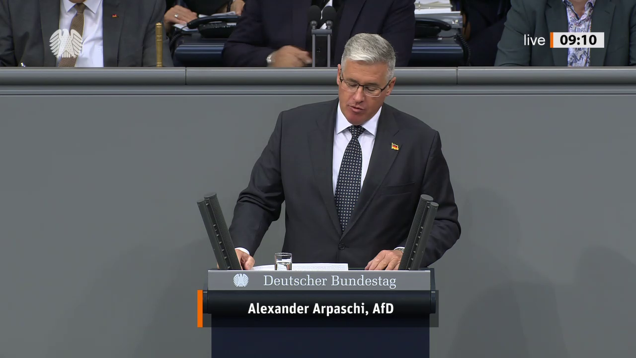 Alexander Arpaschi bei einer Bundestagsrede · Standbild vom 2026-10-09
