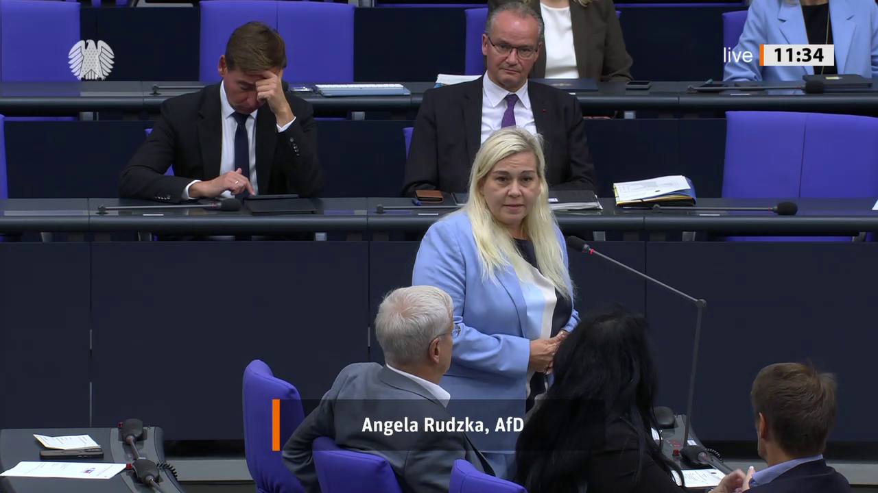 Angela Rudzka bei einer Bundestagsrede · Standbild vom 2026-10-09
