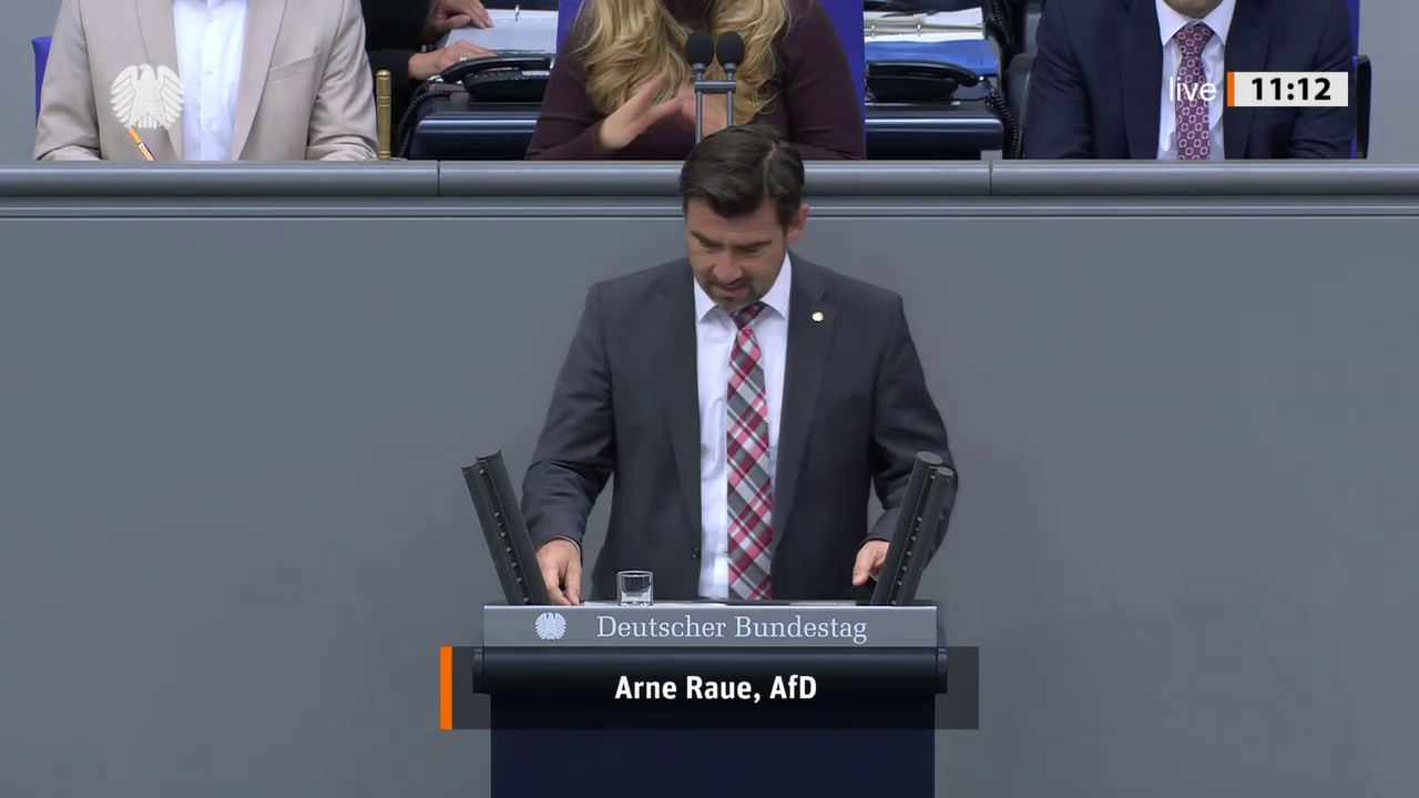 Arne Raue bei einer Bundestagsrede · Standbild vom 2026-10-09