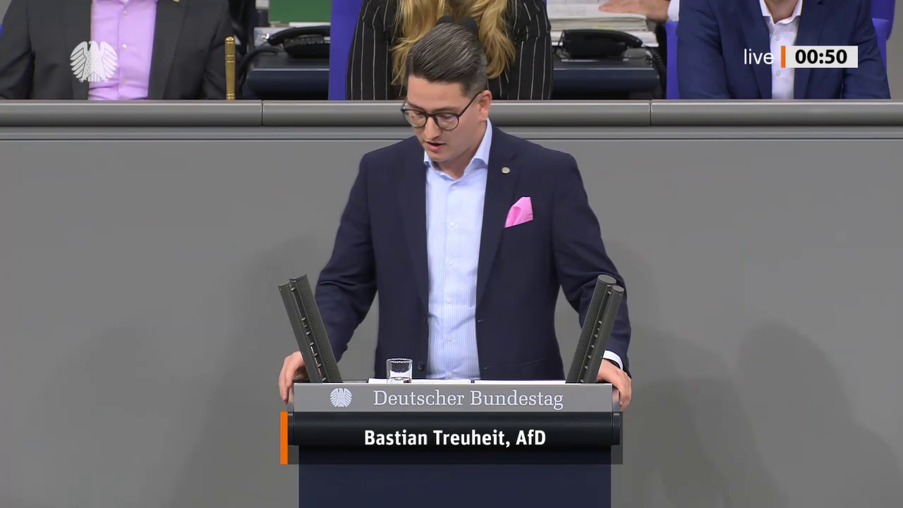 Bastian Treuheit bei einer Bundestagsrede · Standbild vom 2026-10-09