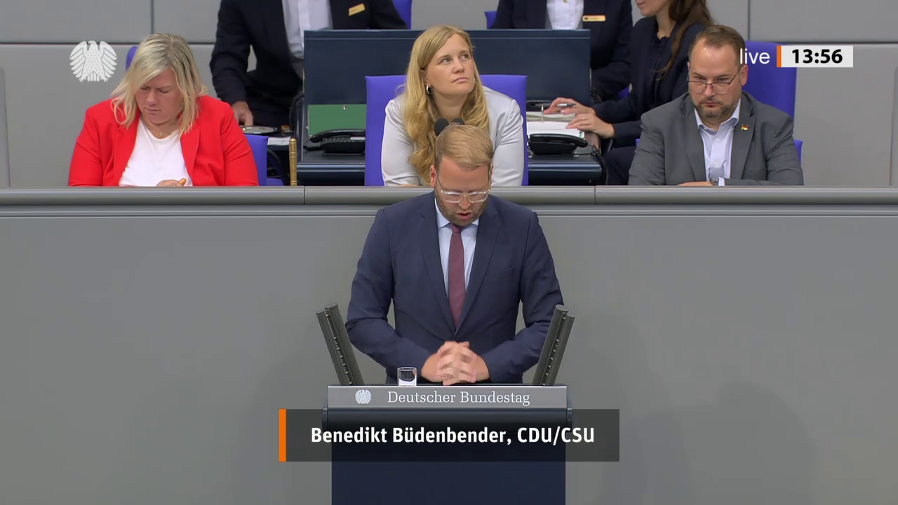 Benedikt Büdenbender bei einer Bundestagsrede · Standbild vom 2026-09-10