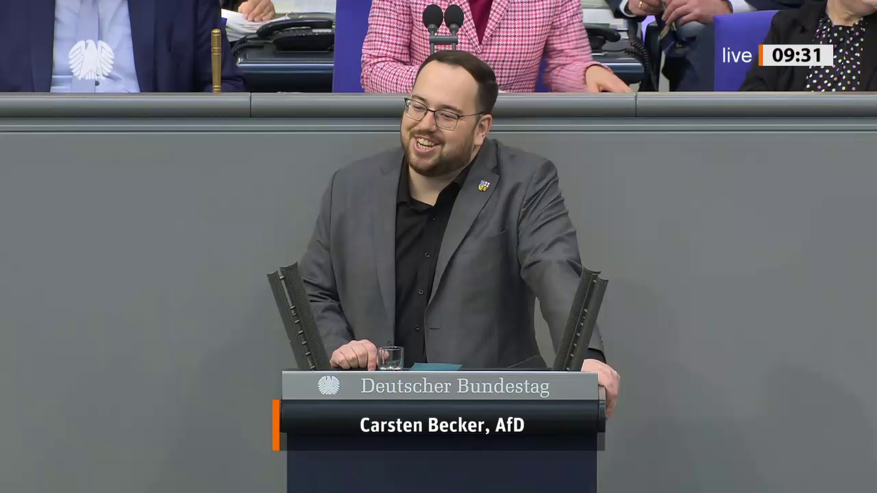 Carsten Becker bei einer Bundestagsrede · Standbild vom 2026-02-26