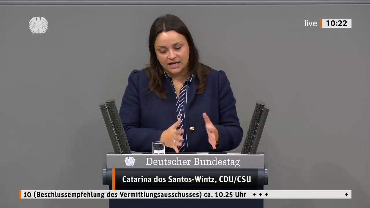 Catarina dos Santos-Wintz bei einer Bundestagsrede · Standbild vom 2026-09-25