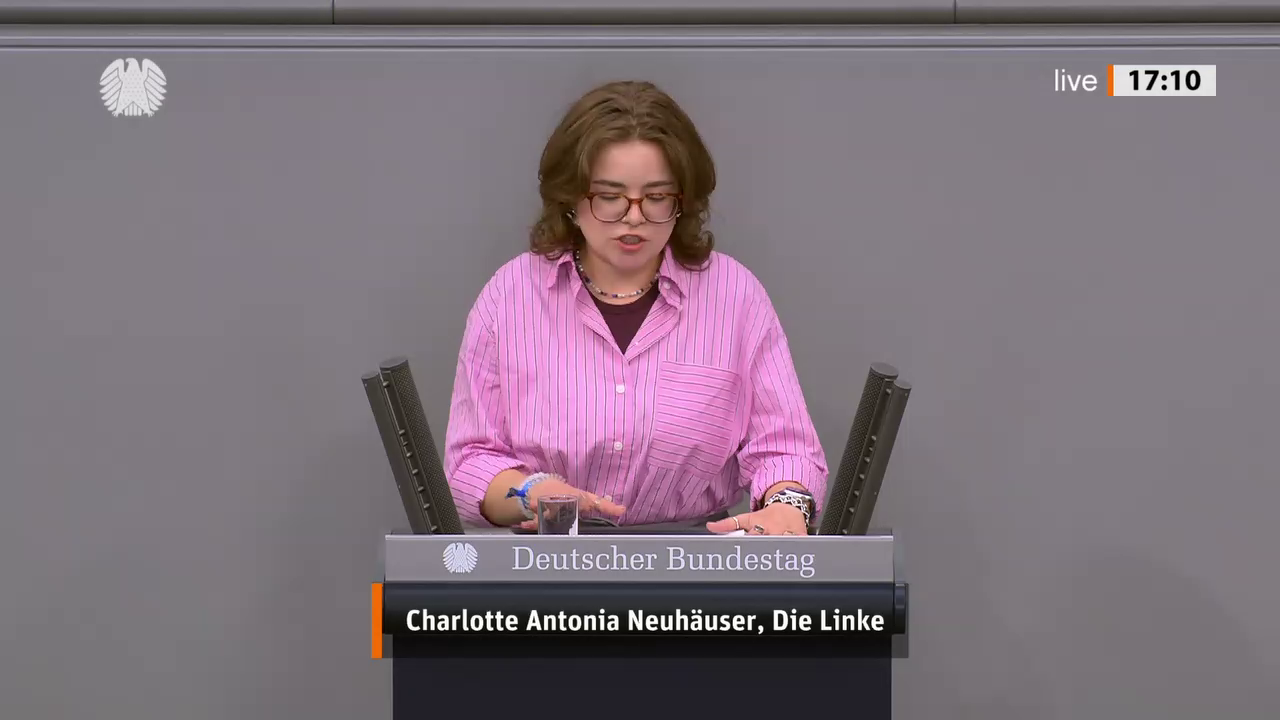 Charlotte Antonia Neuhäuser bei einer Bundestagsrede · Standbild vom 2026-09-09