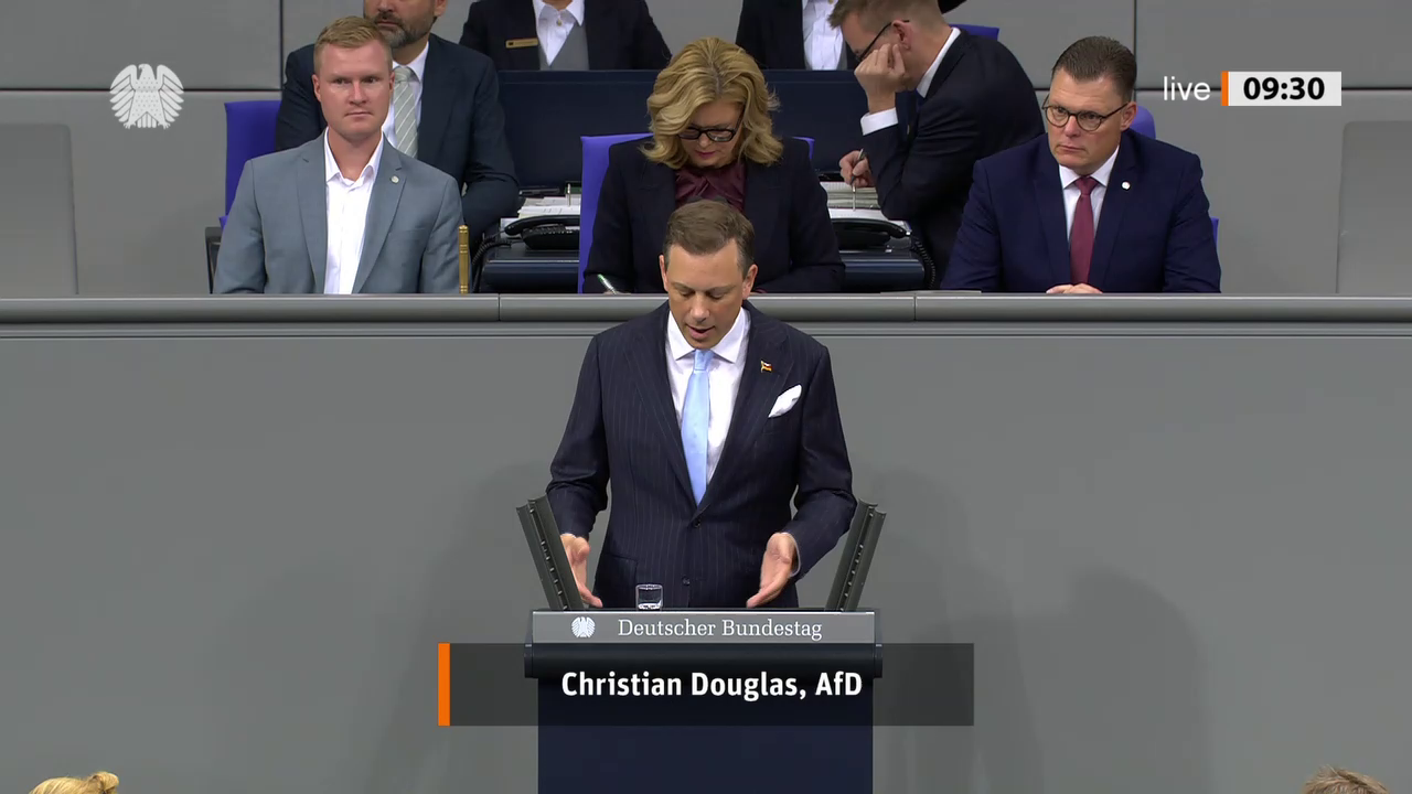 Christian Douglas bei einer Bundestagsrede · Standbild vom 2026-10-08