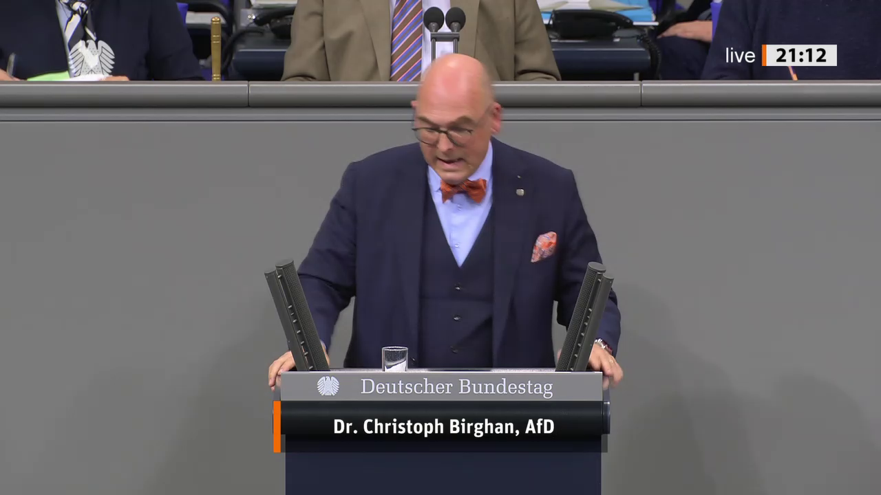 Christoph Birghan bei einer Bundestagsrede · Standbild vom 2026-10-08