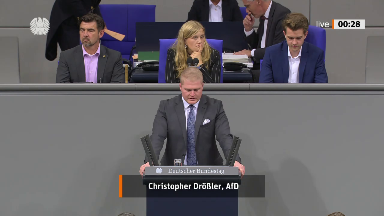 Christopher Drößler bei einer Bundestagsrede · Standbild vom 2026-10-09