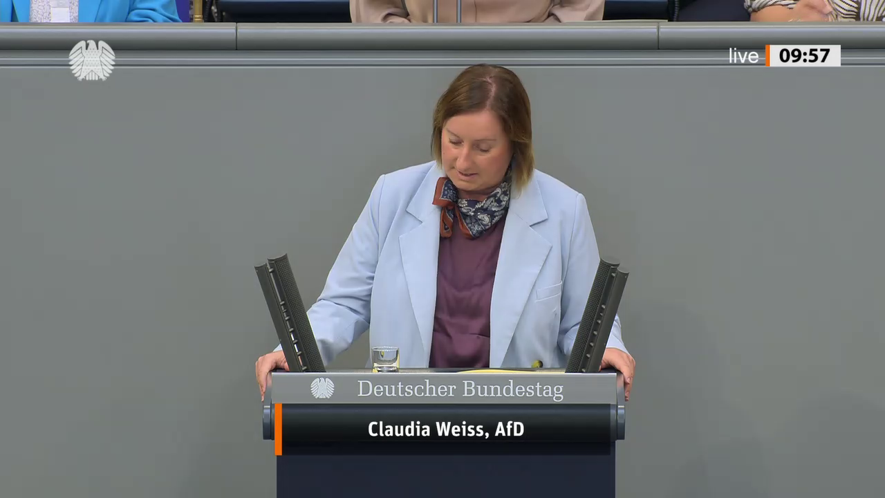 Claudia Weiss bei einer Bundestagsrede · Standbild vom 2026-07-10