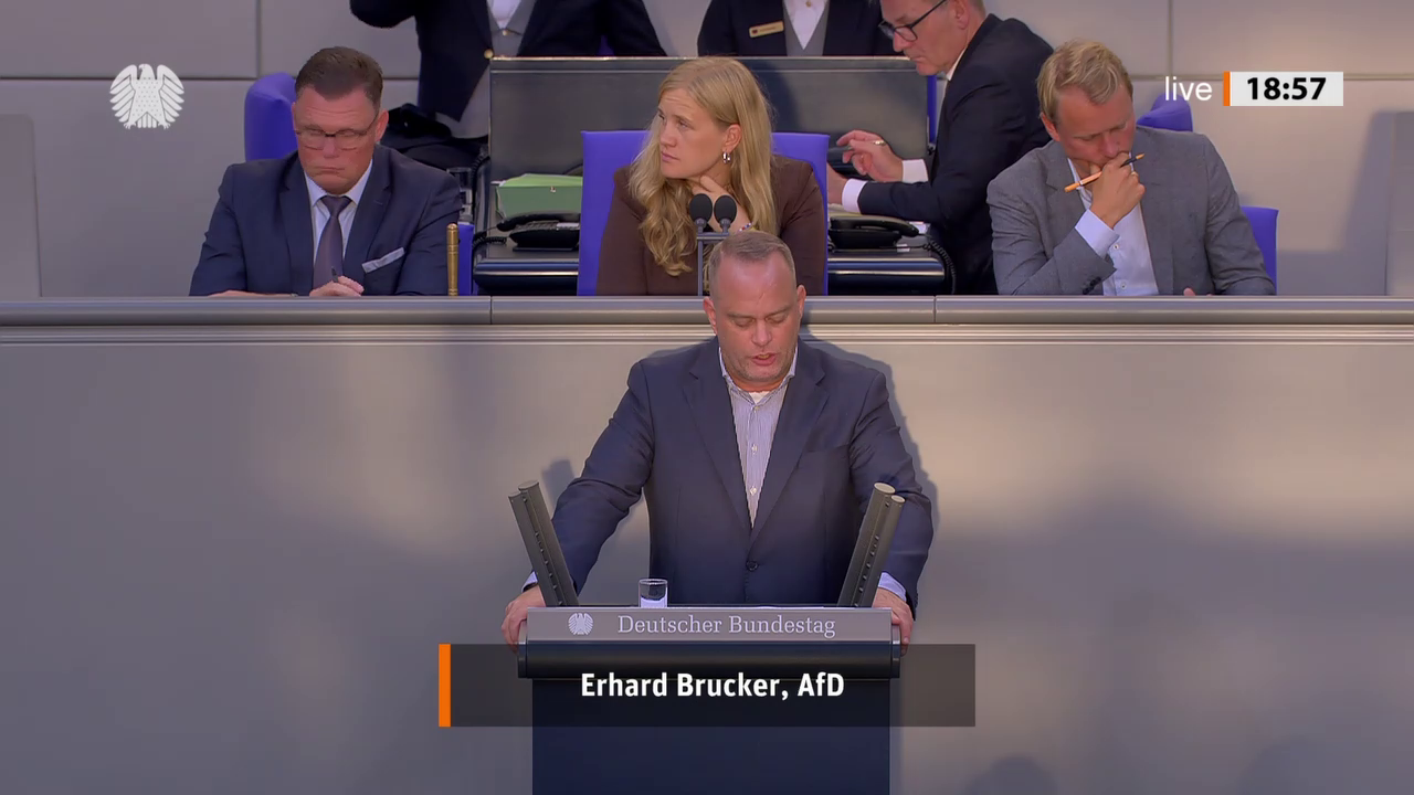 Erhard Brucker bei einer Bundestagsrede · Standbild vom 2026-09-08