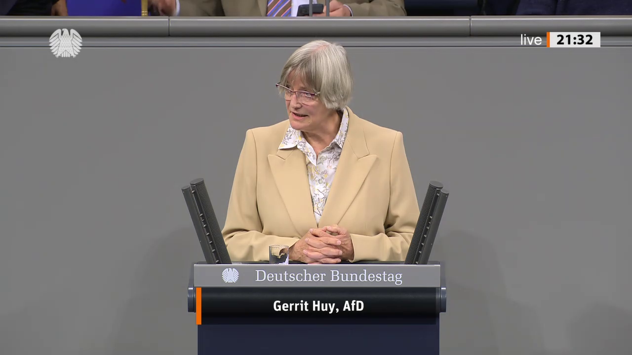 Gerrit Huy bei einer Bundestagsrede · Standbild vom 2026-10-08