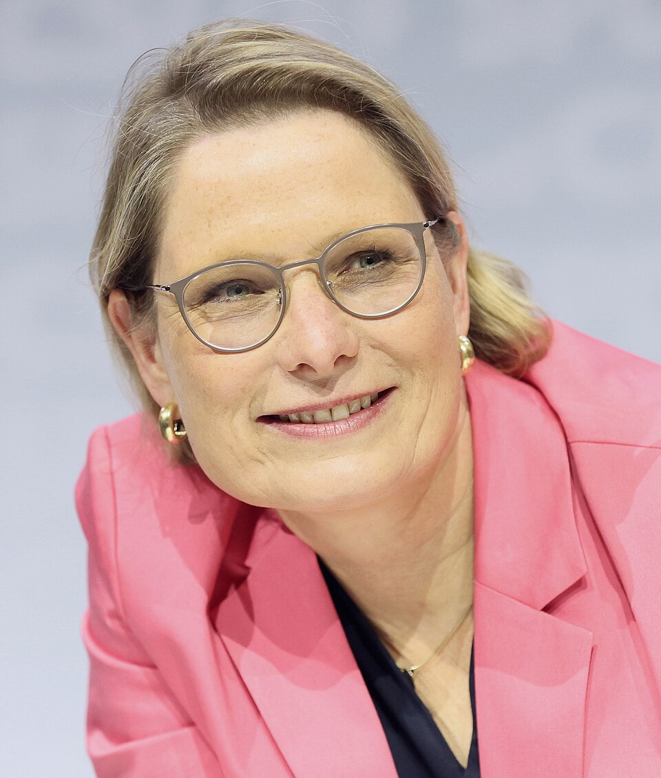 Porträt von Stefanie Hubig