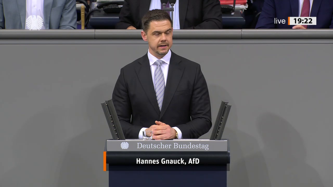 Hannes Gnauck bei einer Bundestagsrede · Standbild vom 2026-10-08