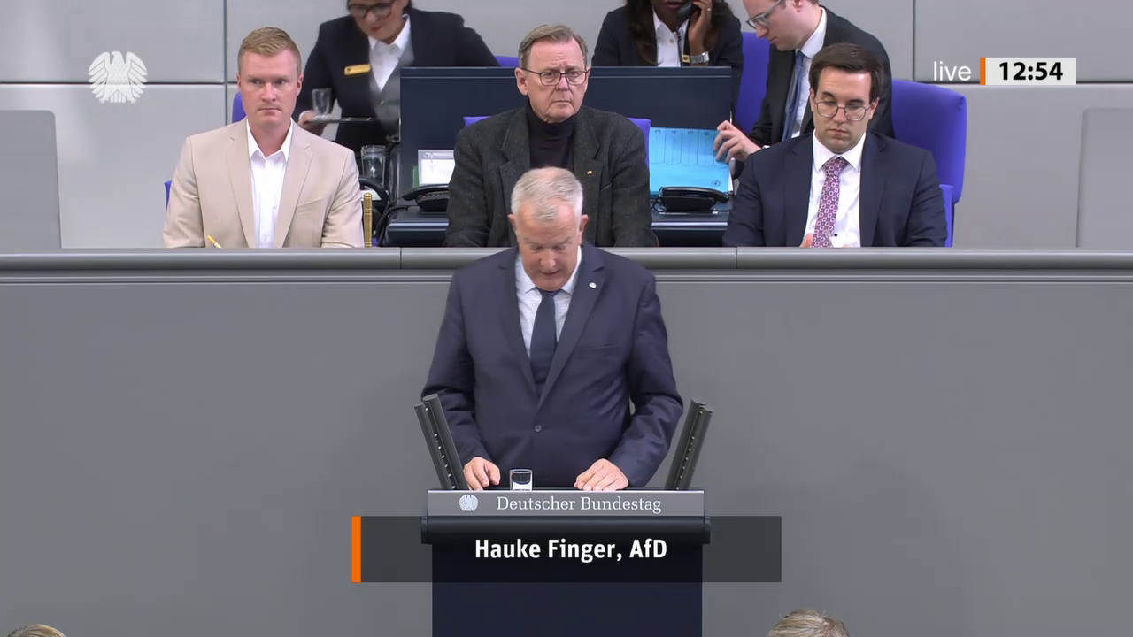 Hauke Finger bei einer Bundestagsrede · Standbild vom 2026-10-09