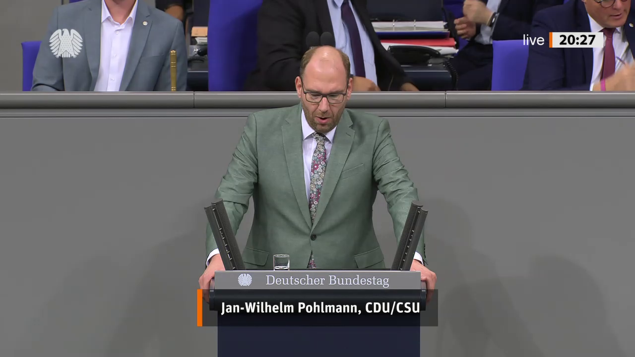 Jan-Wilhelm Pohlmann bei einer Bundestagsrede · Standbild vom 2026-10-08
