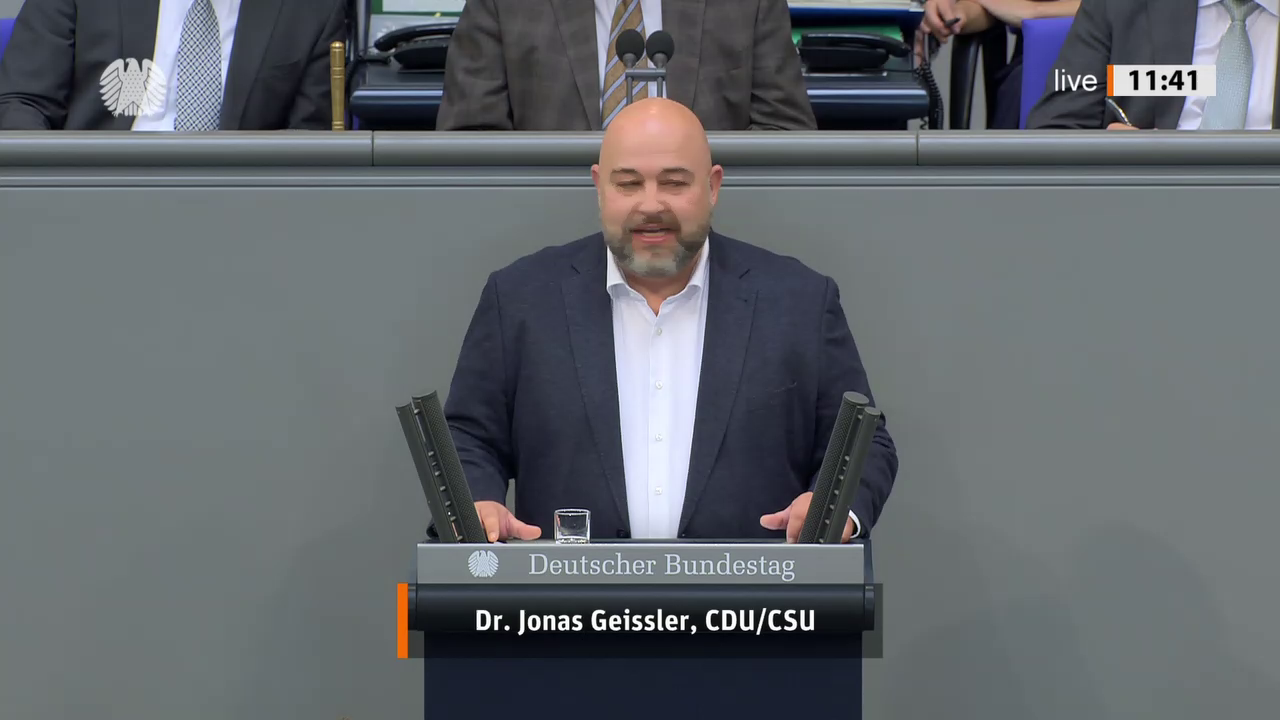 Jonas Geissler bei einer Bundestagsrede · Standbild vom 2026-07-09