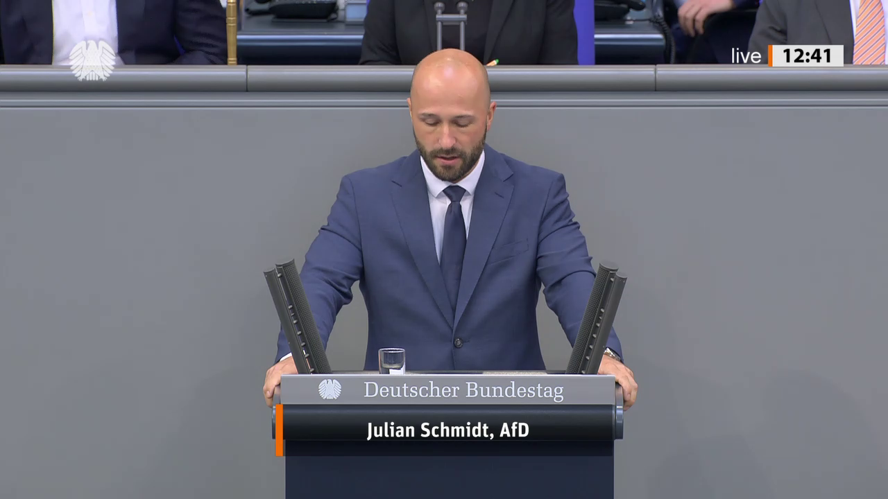 Julian Schmidt bei einer Bundestagsrede · Standbild vom 2026-09-10