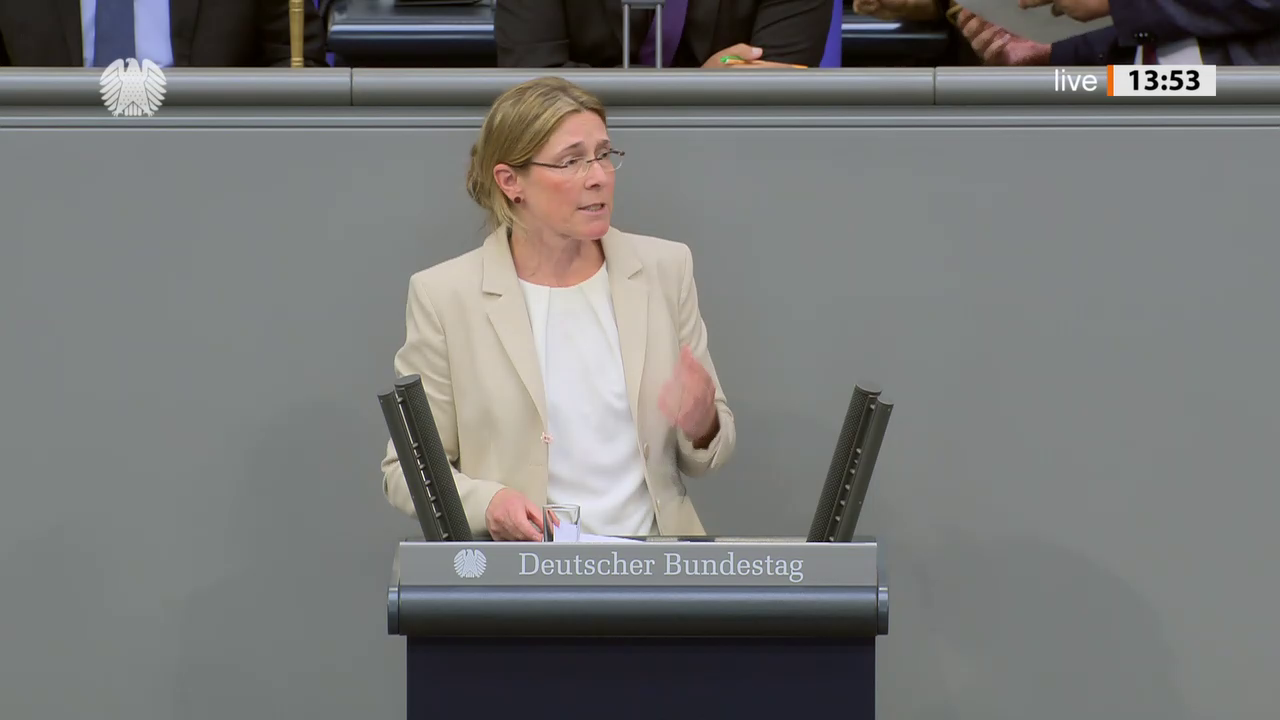 Katrin Fey bei einer Bundestagsrede · Standbild vom 2026-09-09