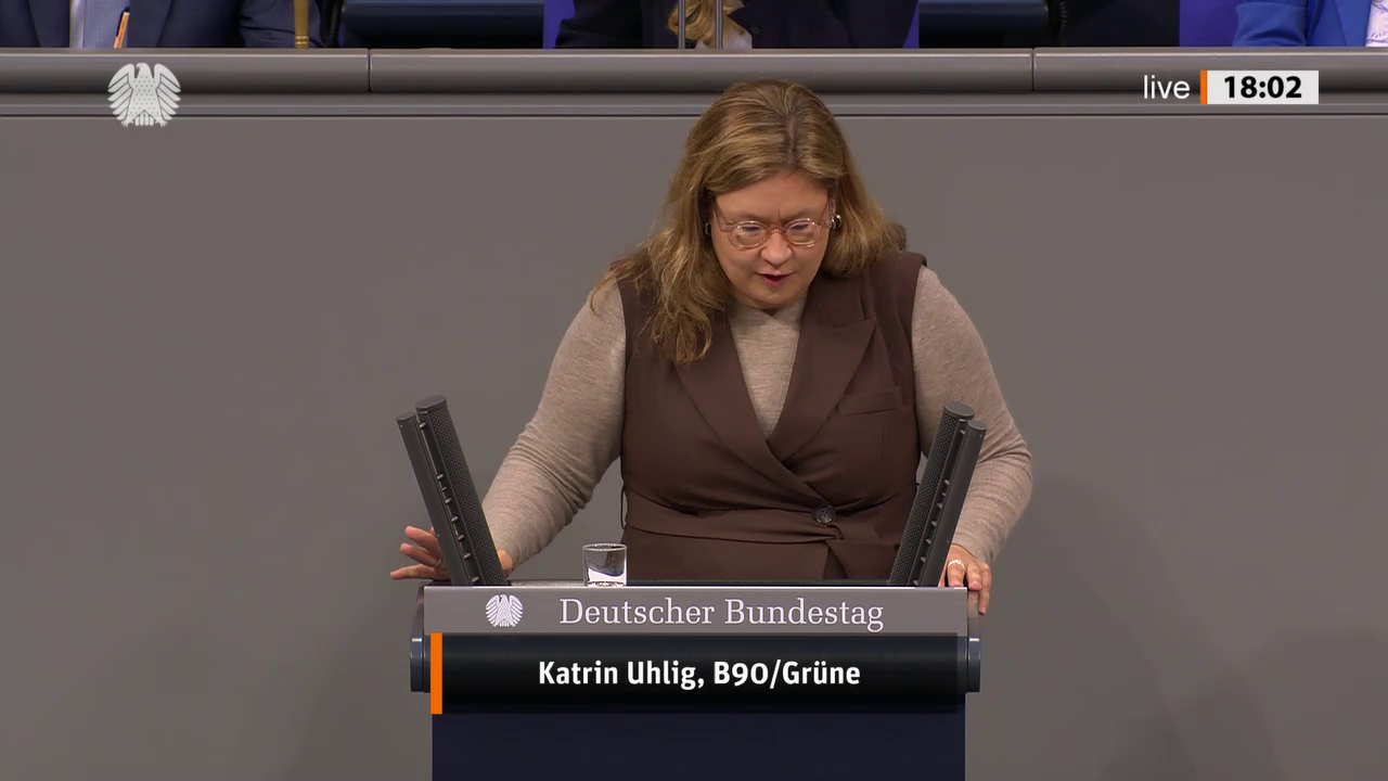 Katrin Uhlig bei einer Bundestagsrede · Standbild vom 2026-09-24