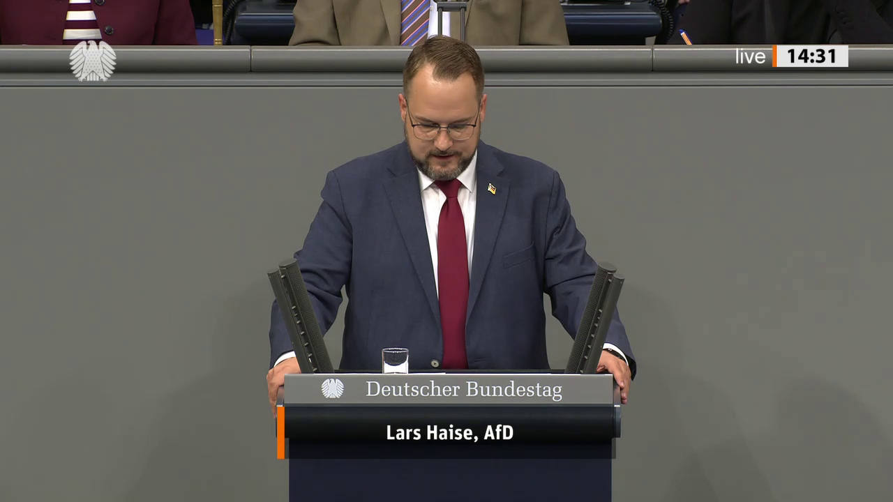 Lars Haise bei einer Bundestagsrede · Standbild vom 2026-10-08