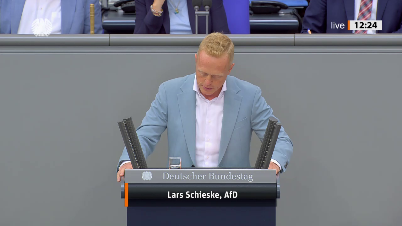 Lars Schieske bei einer Bundestagsrede · Standbild vom 2026-09-09