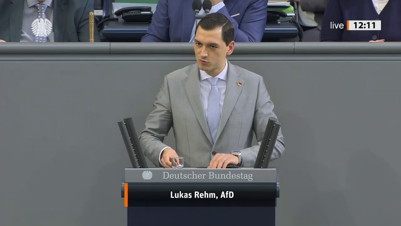Lukas Rehm bei einer Bundestagsrede · Standbild vom 2026-03-05