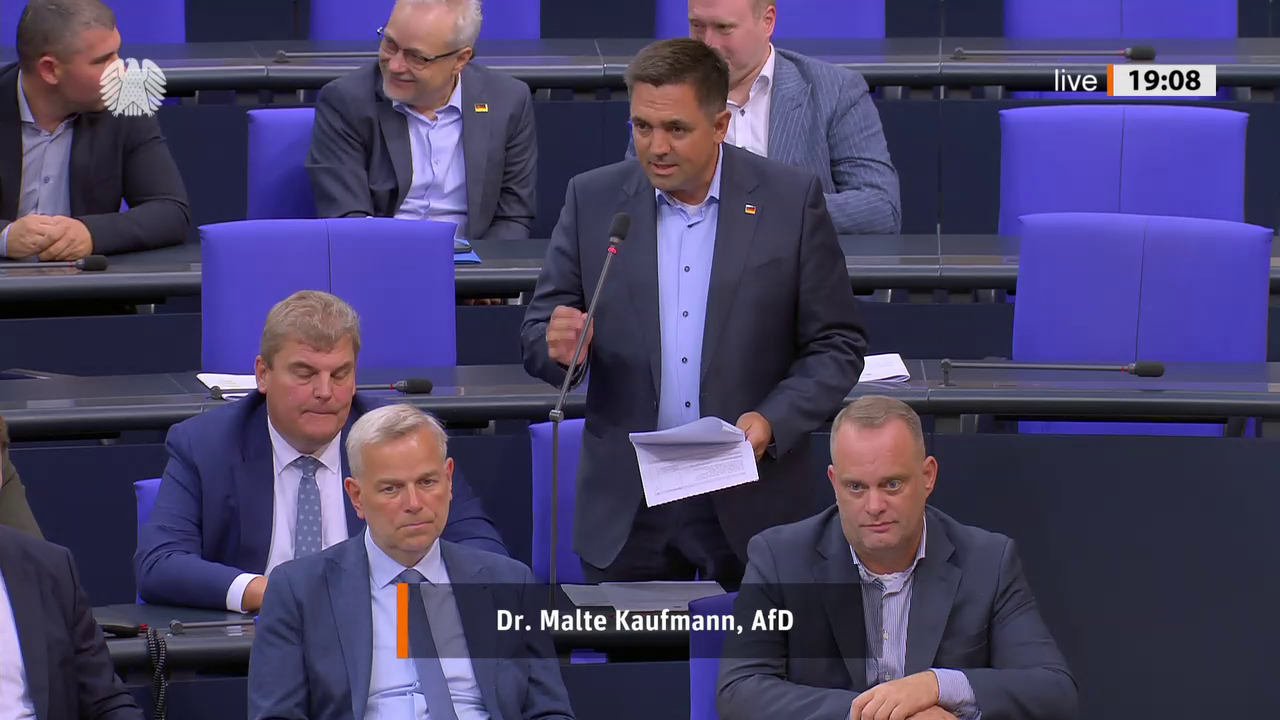 Malte Kaufmann bei einer Bundestagsrede · Standbild vom 2026-09-08