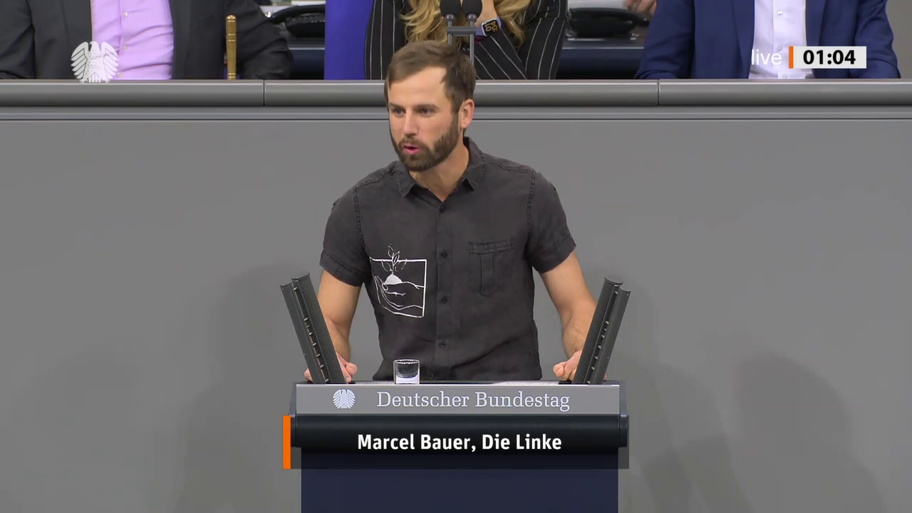 Marcel Bauer bei einer Bundestagsrede · Standbild vom 2026-10-09