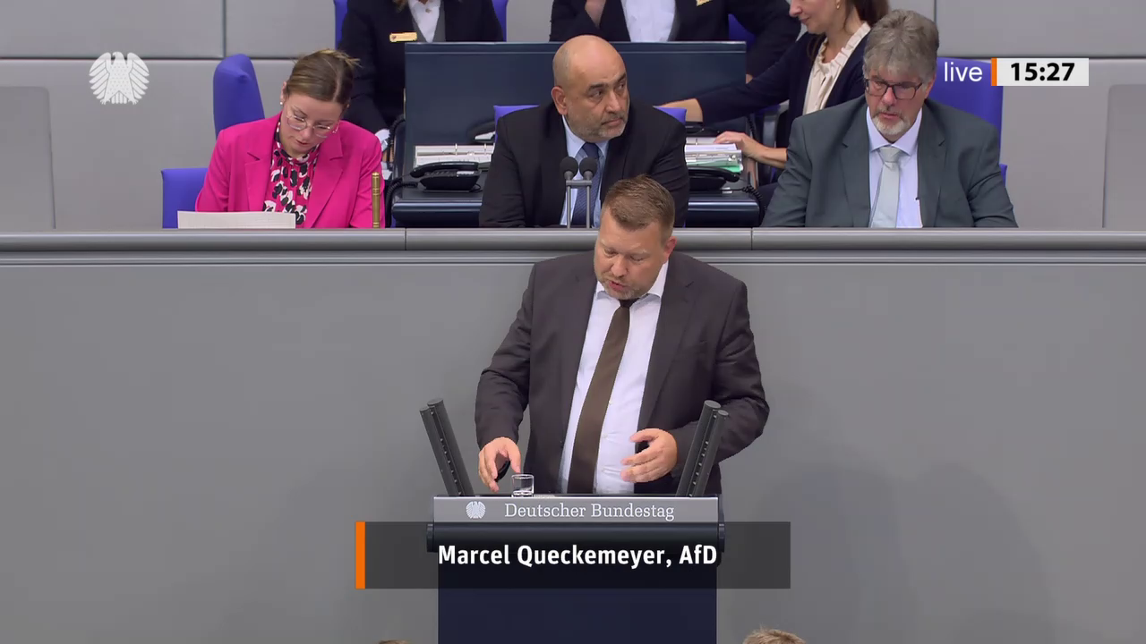 Marcel Queckemeyer bei einer Bundestagsrede · Standbild vom 2026-09-08