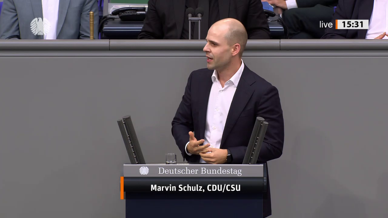 Marvin Schulz bei einer Bundestagsrede · Standbild vom 2026-09-25