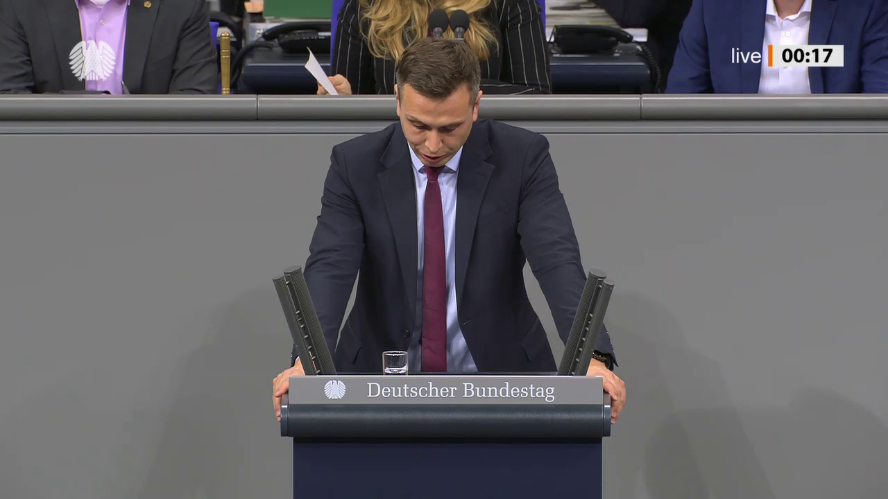 Mathias Weiser bei einer Bundestagsrede · Standbild vom 2026-10-09
