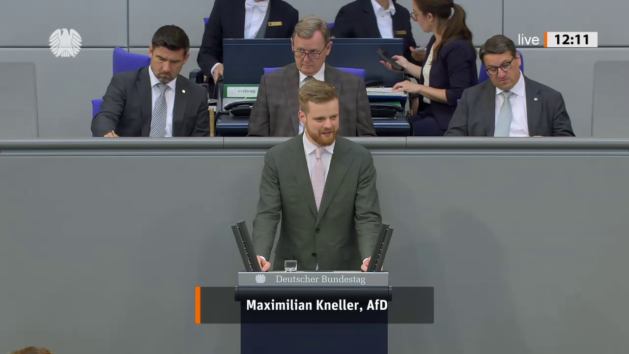 Maximilian Kneller bei einer Bundestagsrede · Standbild vom 2026-07-09
