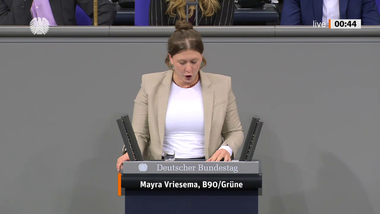 Mayra Vriesema bei einer Bundestagsrede · Standbild vom 2026-10-09