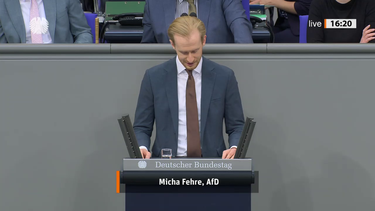 Micha Fehre bei einer Bundestagsrede · Standbild vom 2026-05-21