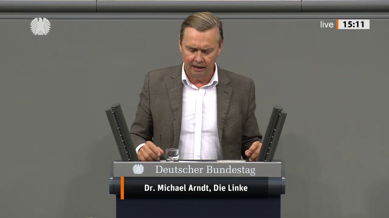 Michael Arndt bei einer Bundestagsrede · Standbild vom 2026-10-08