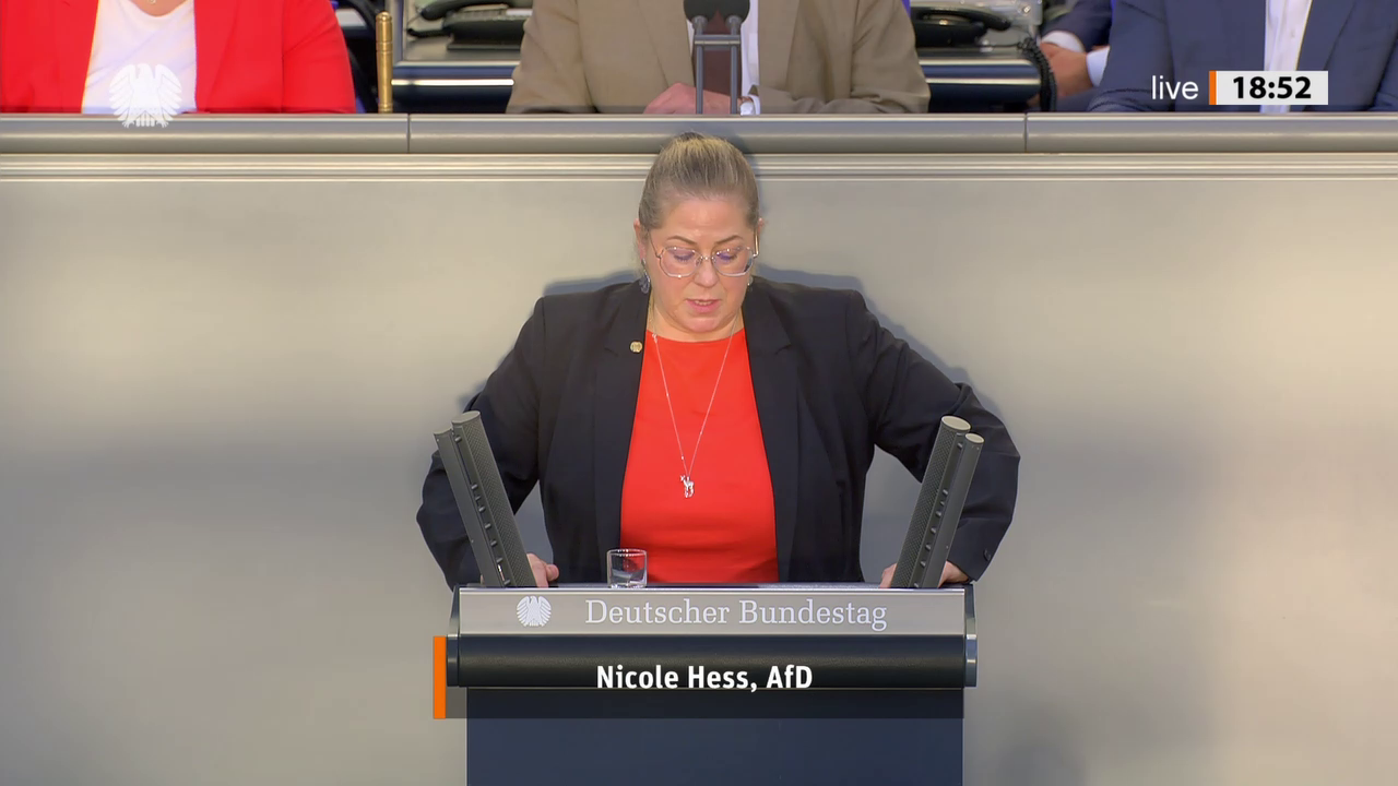 Nicole Hess bei einer Bundestagsrede · Standbild vom 2026-09-10