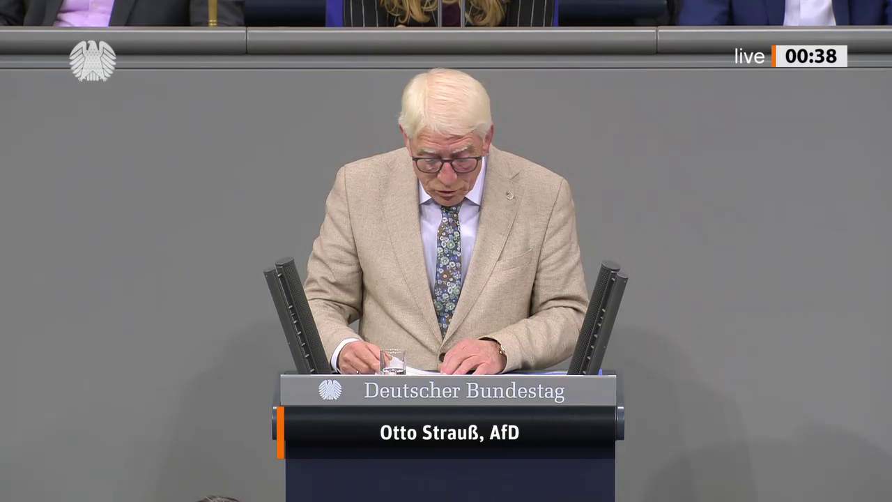 Otto Strauß bei einer Bundestagsrede · Standbild vom 2026-10-09