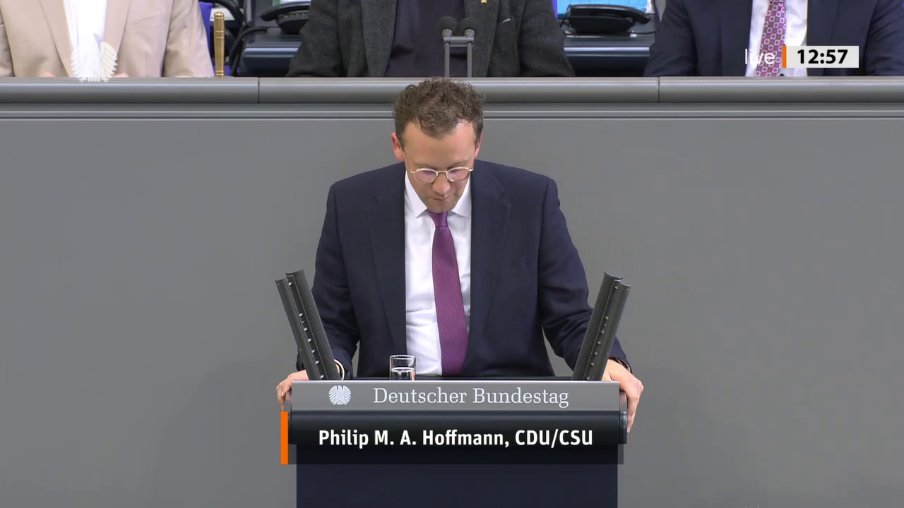 Philip M. A. Hoffmann bei einer Bundestagsrede · Standbild vom 2026-10-09