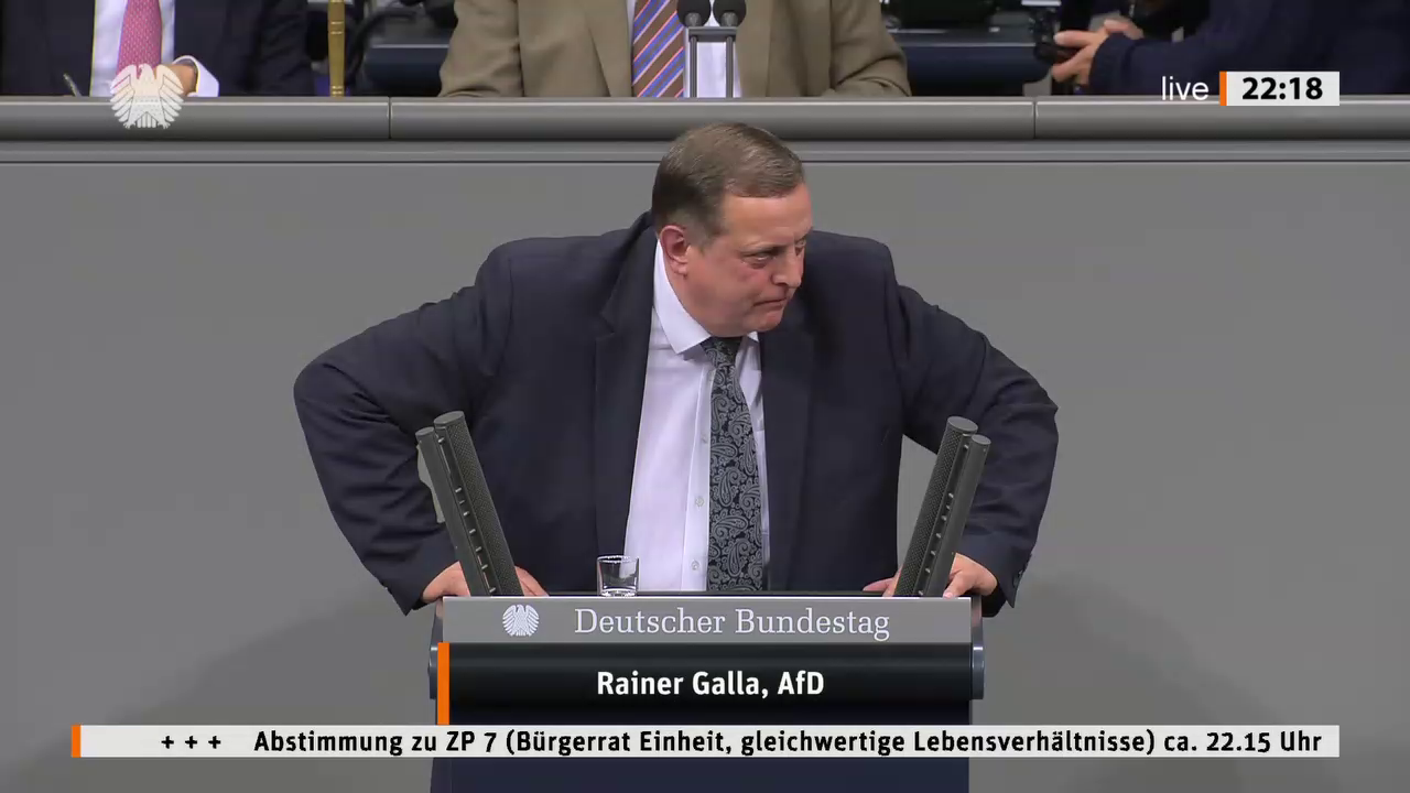 Rainer Galla bei einer Bundestagsrede · Standbild vom 2026-10-08