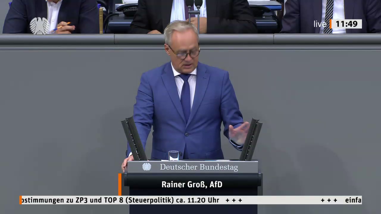 Rainer Groß bei einer Bundestagsrede · Standbild vom 2026-10-08