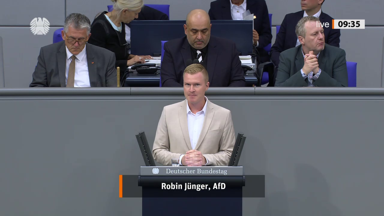 Robin Jünger bei einer Bundestagsrede · Standbild vom 2026-10-09