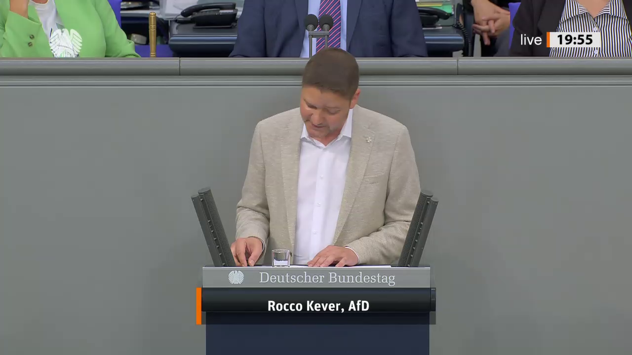 Rocco Kever bei einer Bundestagsrede · Standbild vom 2026-07-08