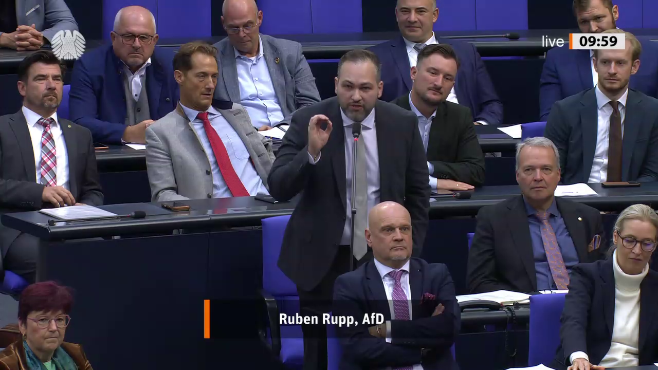 Ruben Rupp bei einer Bundestagsrede · Standbild vom 2026-10-09