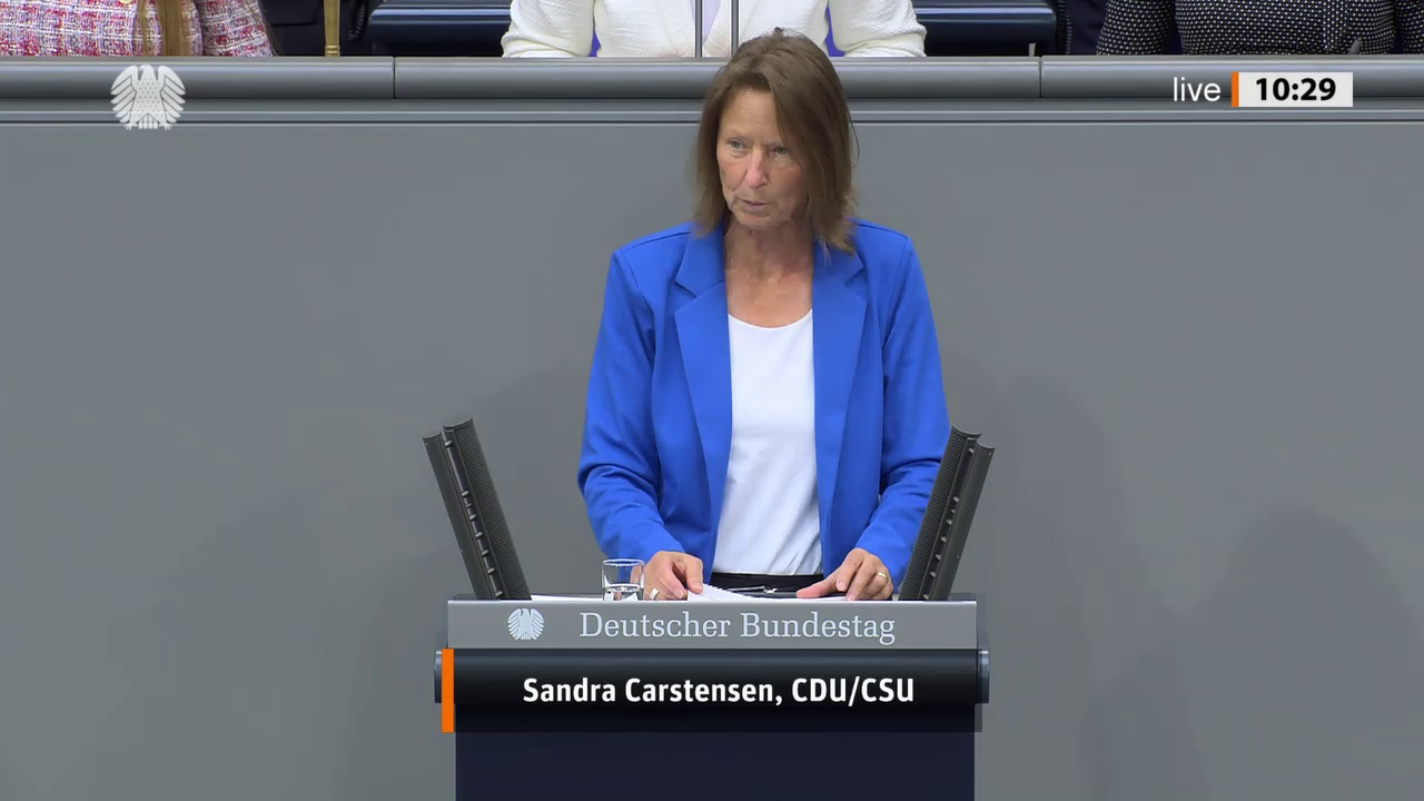 Sandra Carstensen bei einer Bundestagsrede · Standbild vom 2026-09-11