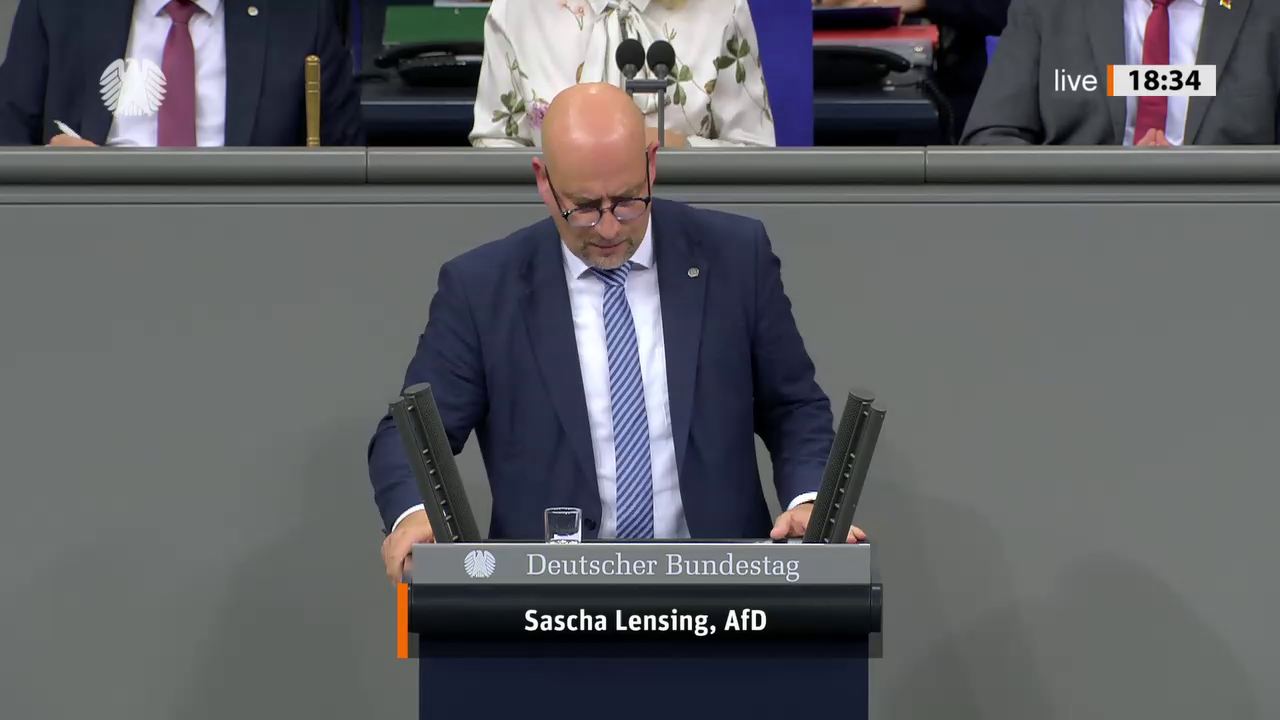 Sascha Lensing bei einer Bundestagsrede · Standbild vom 2026-10-07
