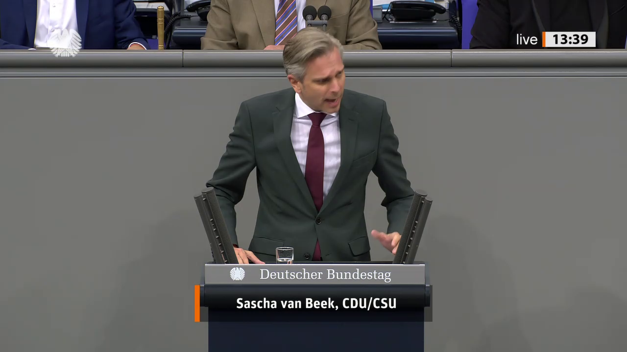 Sascha van Beek bei einer Bundestagsrede · Standbild vom 2026-10-08