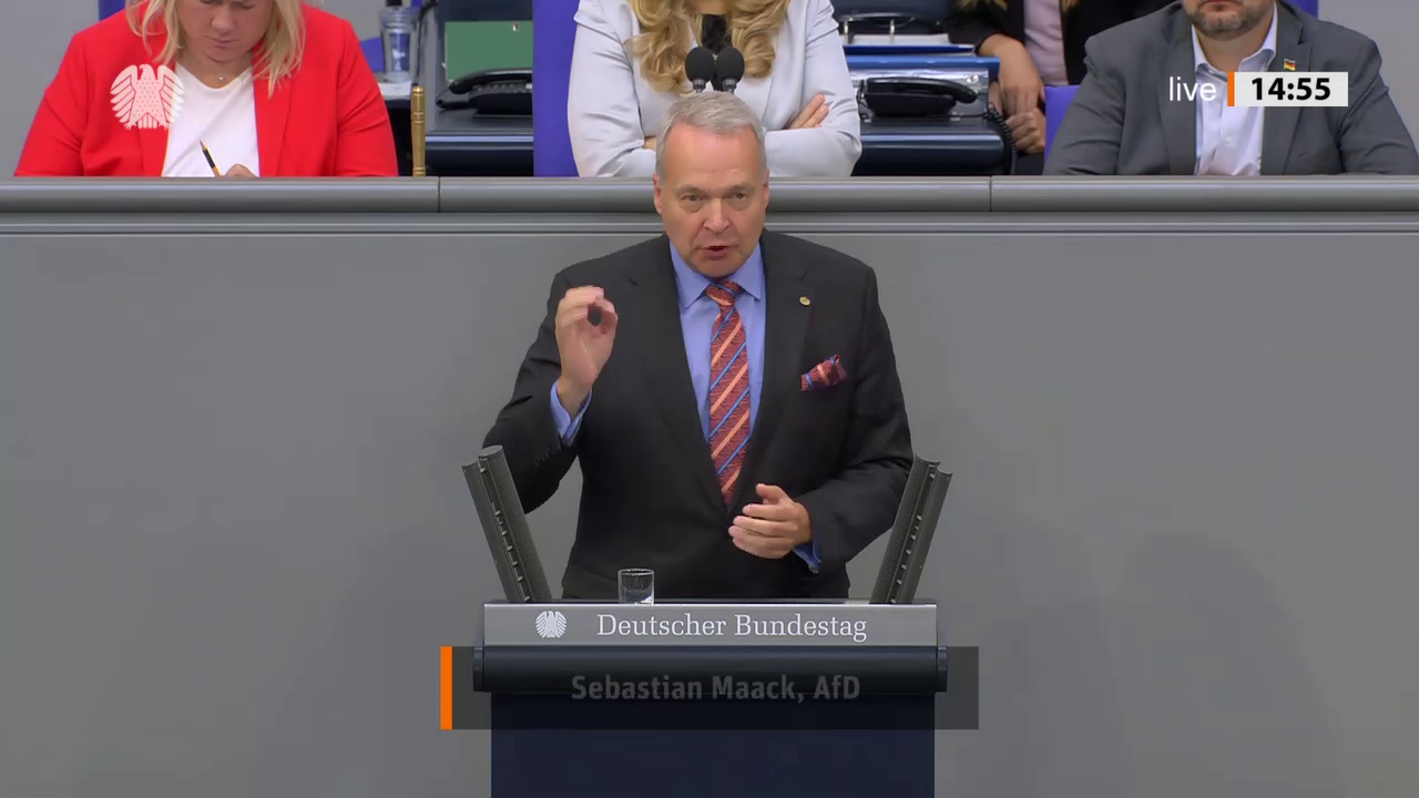 Sebastian Maack bei einer Bundestagsrede · Standbild vom 2026-09-10