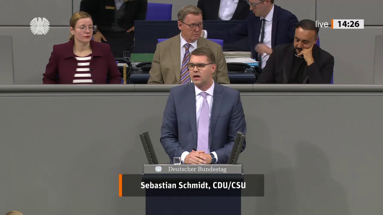 Sebastian Schmidt bei einer Bundestagsrede · Standbild vom 2026-10-08